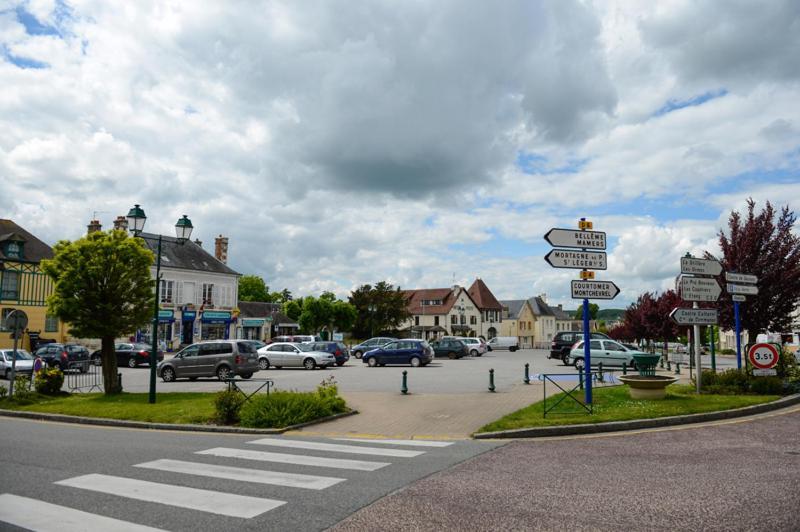 Logis Hotel Restaurant De La Poste Le Mele-sur-Sarthe Екстер'єр фото