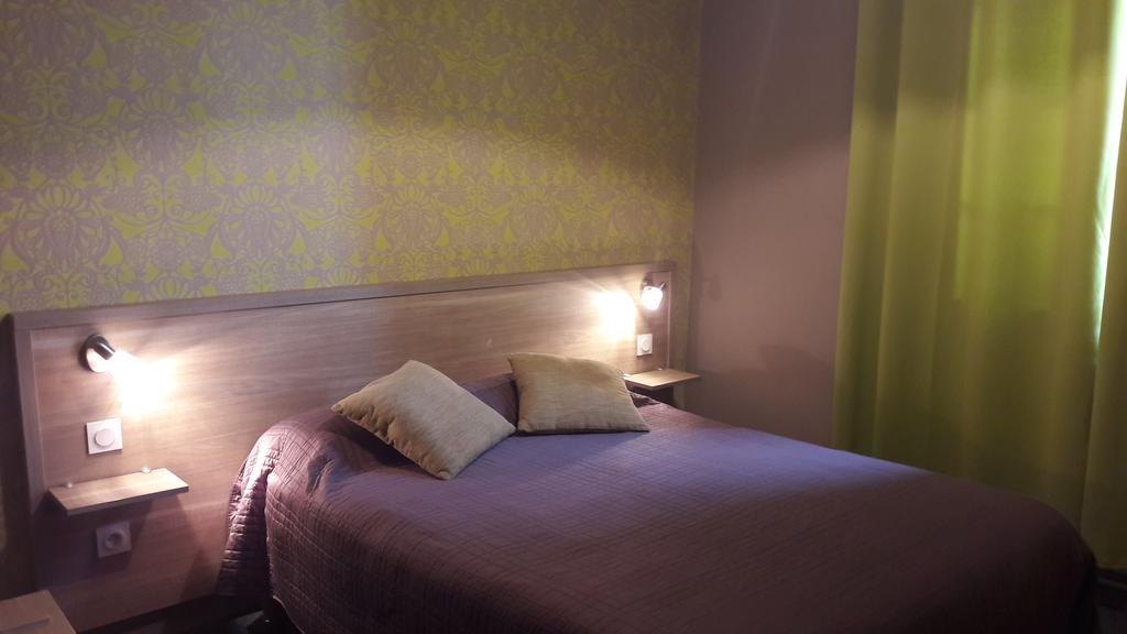 Logis Hotel Restaurant De La Poste Le Mele-sur-Sarthe Екстер'єр фото