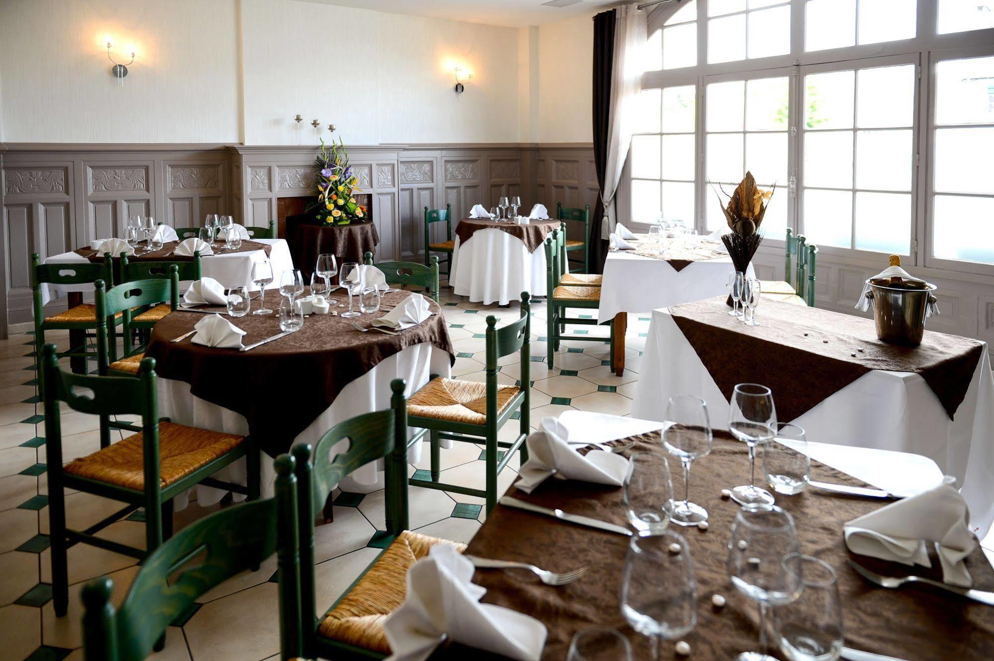 Logis Hotel Restaurant De La Poste Le Mele-sur-Sarthe Екстер'єр фото