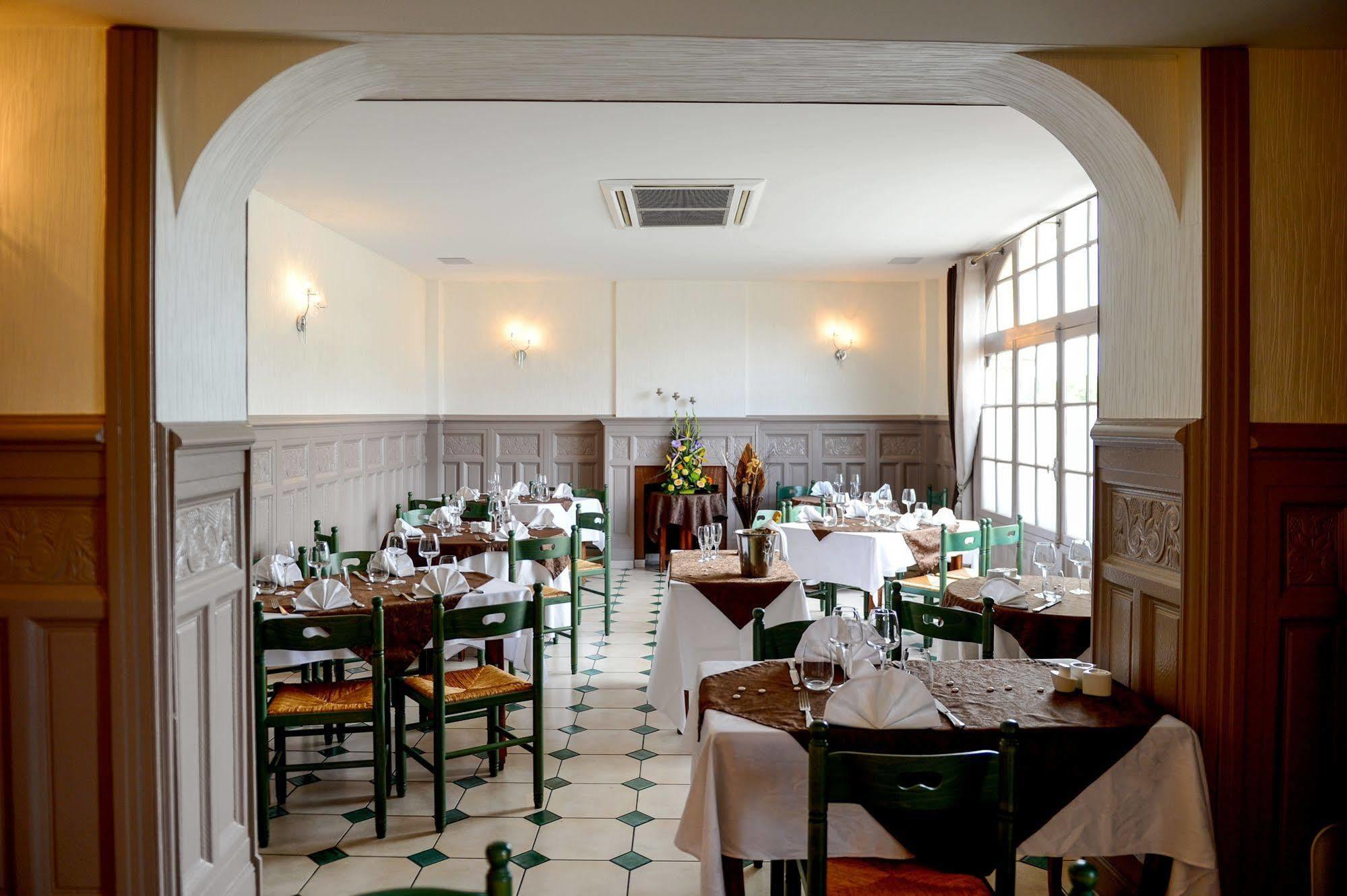 Logis Hotel Restaurant De La Poste Le Mele-sur-Sarthe Екстер'єр фото