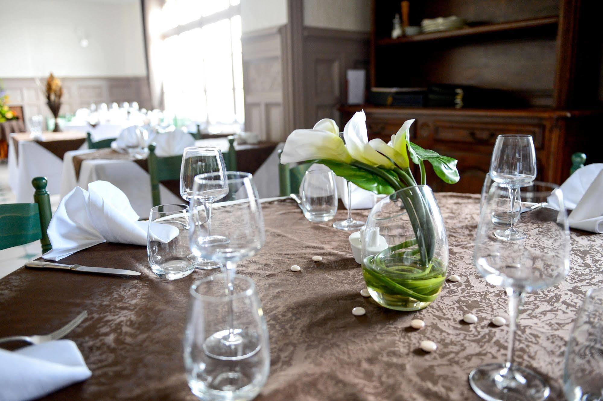 Logis Hotel Restaurant De La Poste Le Mele-sur-Sarthe Екстер'єр фото