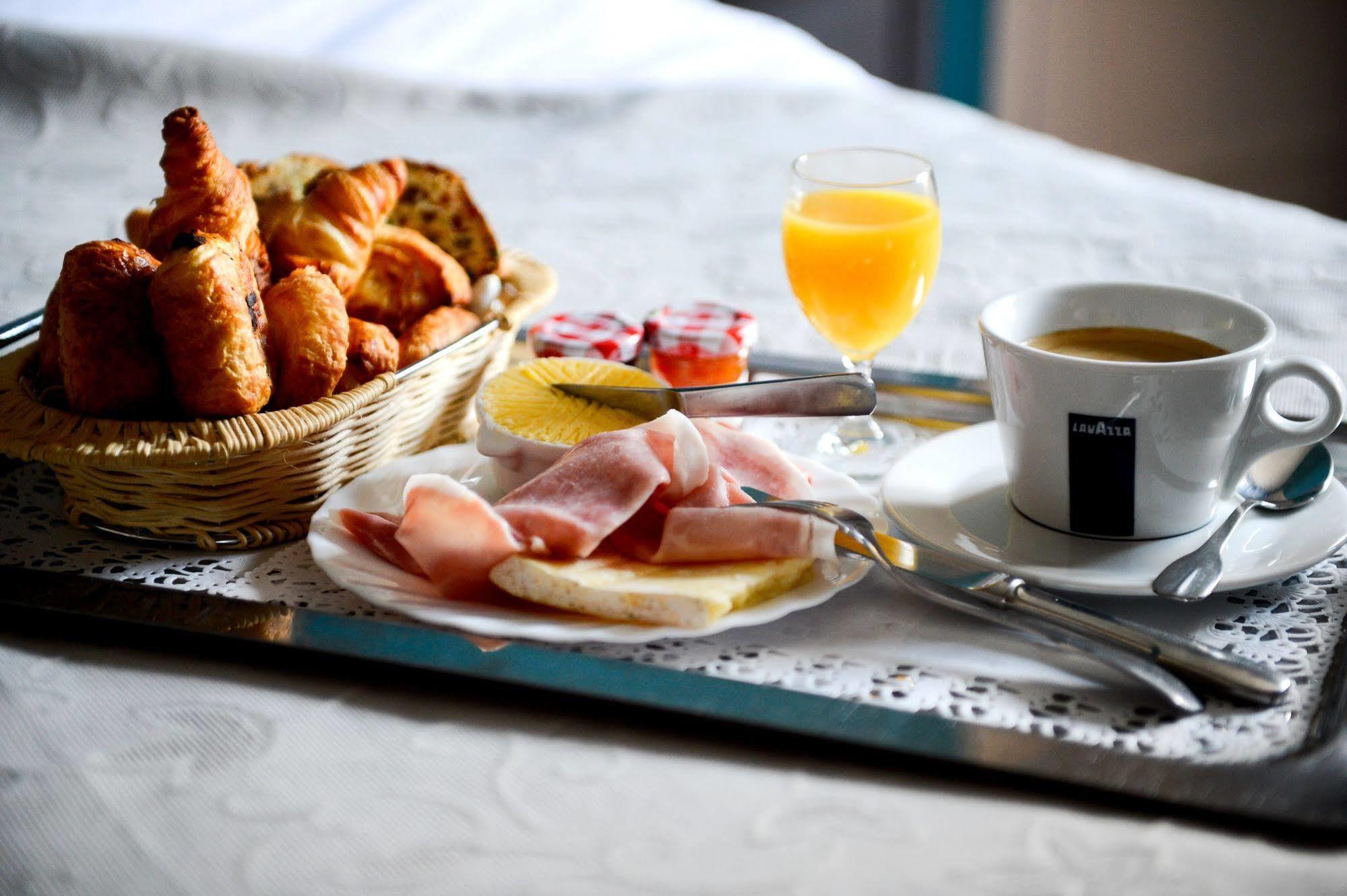 Logis Hotel Restaurant De La Poste Le Mele-sur-Sarthe Екстер'єр фото