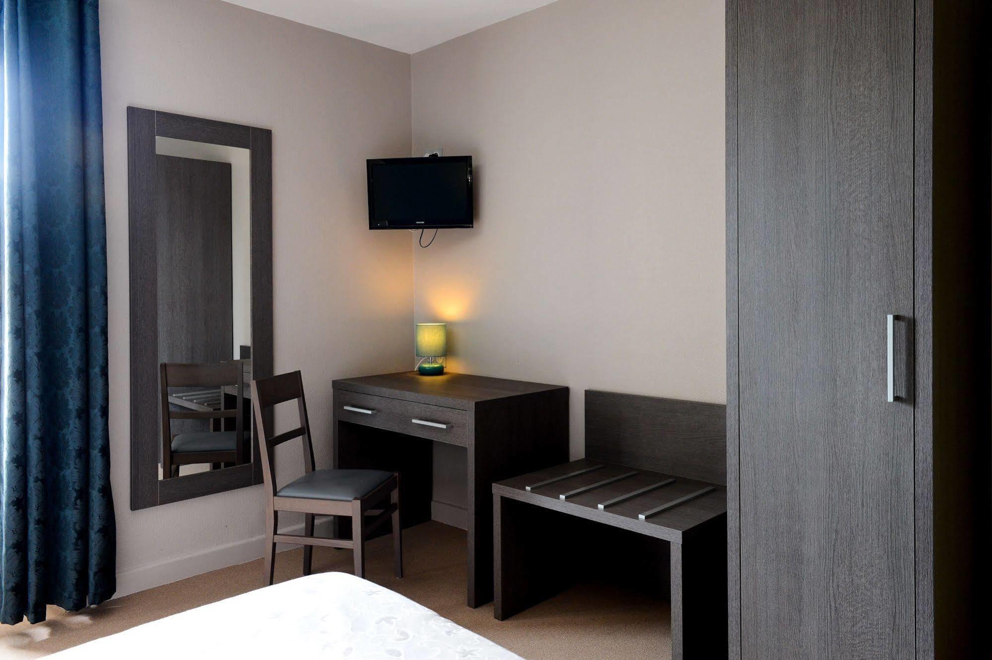 Logis Hotel Restaurant De La Poste Le Mele-sur-Sarthe Екстер'єр фото