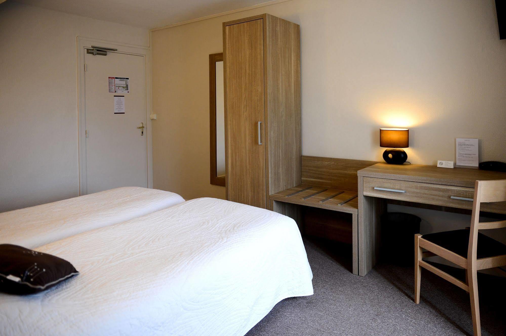 Logis Hotel Restaurant De La Poste Le Mele-sur-Sarthe Екстер'єр фото