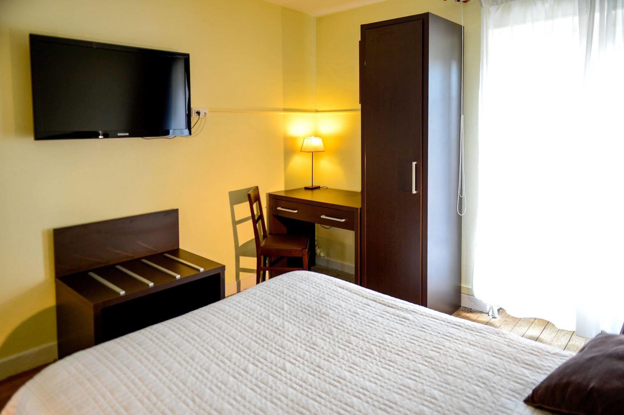 Logis Hotel Restaurant De La Poste Le Mele-sur-Sarthe Екстер'єр фото