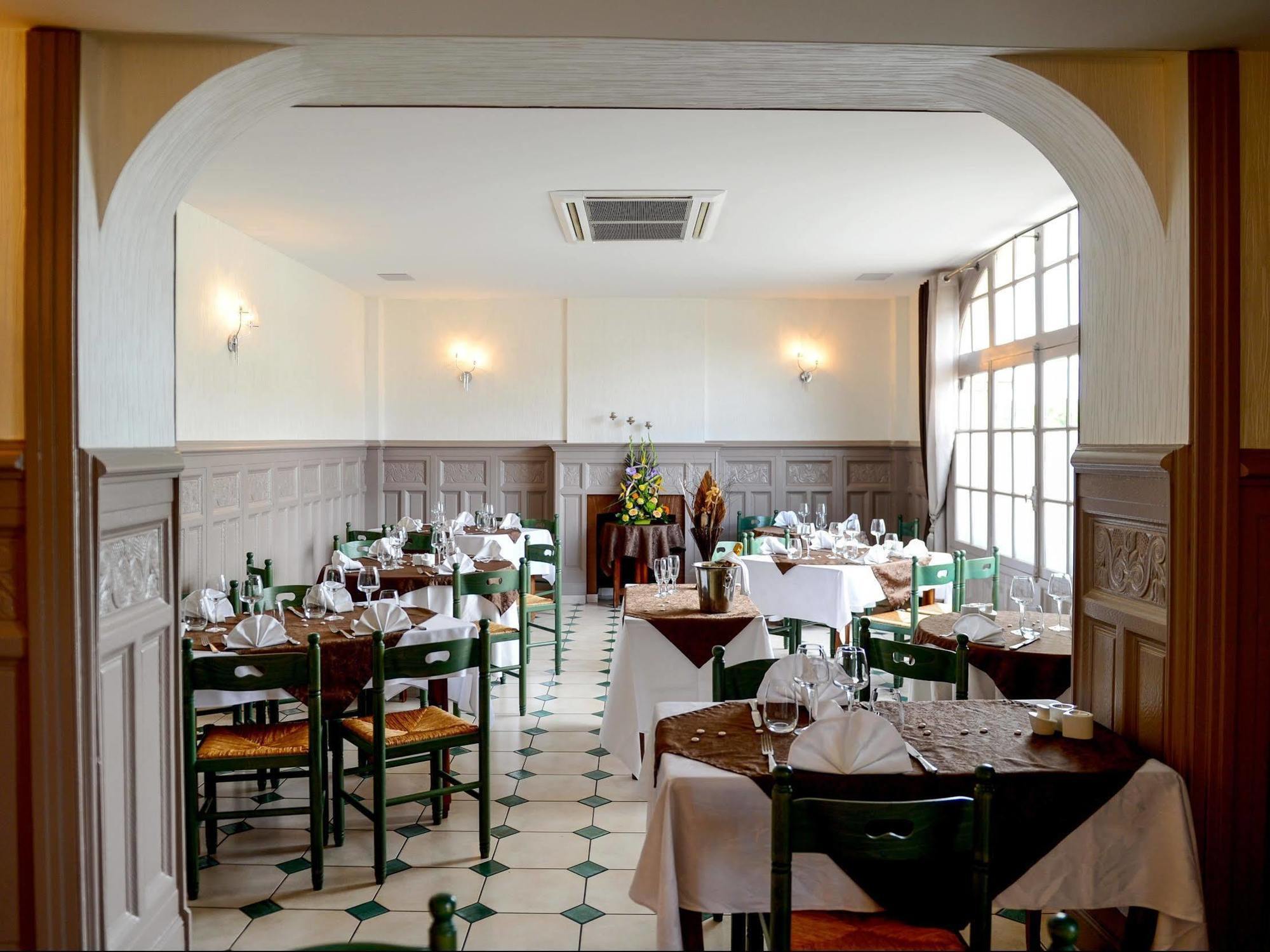 Logis Hotel Restaurant De La Poste Le Mele-sur-Sarthe Екстер'єр фото