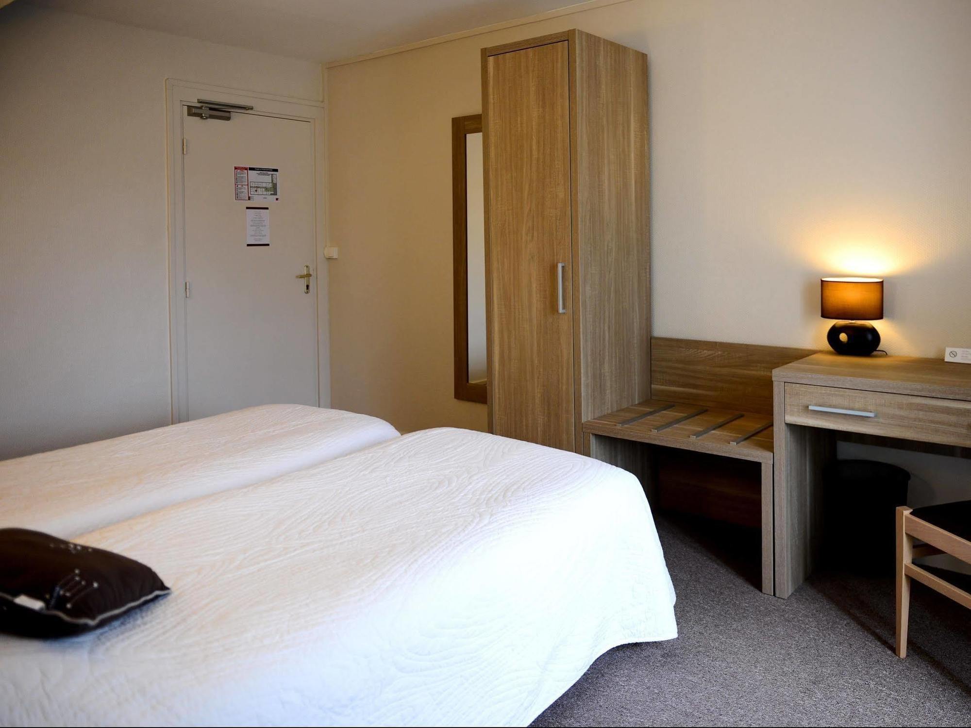 Logis Hotel Restaurant De La Poste Le Mele-sur-Sarthe Екстер'єр фото