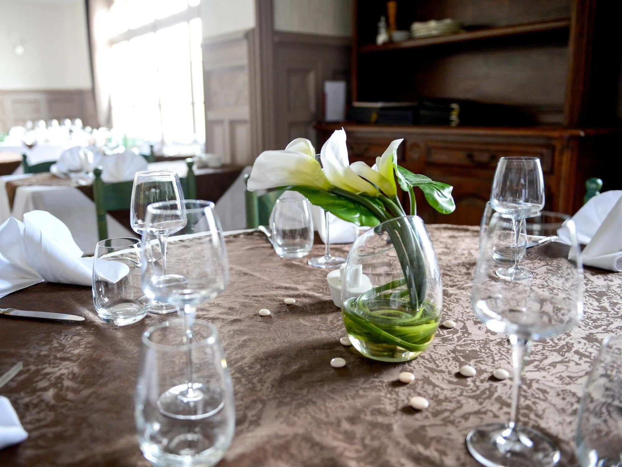 Logis Hotel Restaurant De La Poste Le Mele-sur-Sarthe Екстер'єр фото
